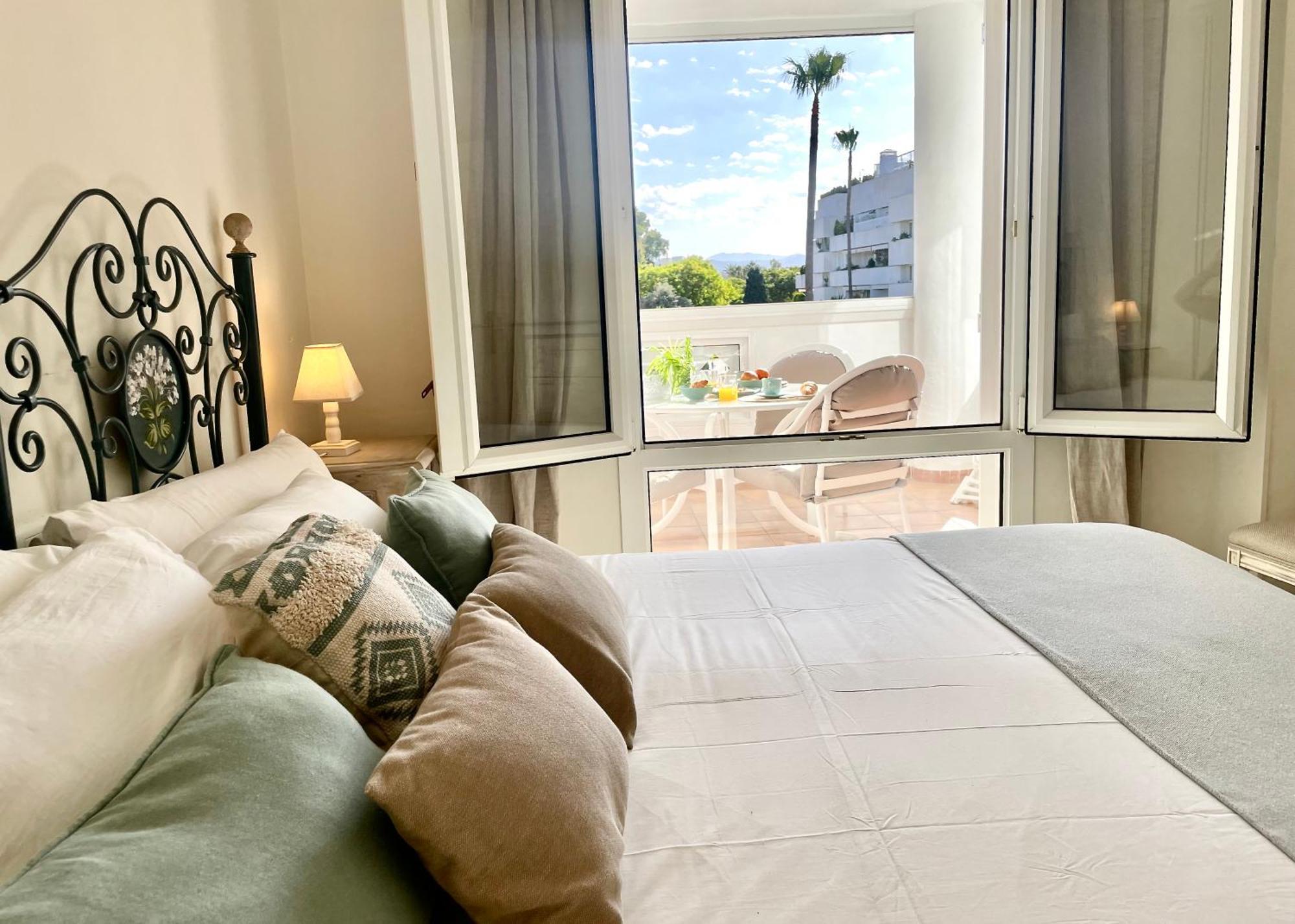 Playa Rocio Calm Beachfront Apartment- 2bdr Marbella